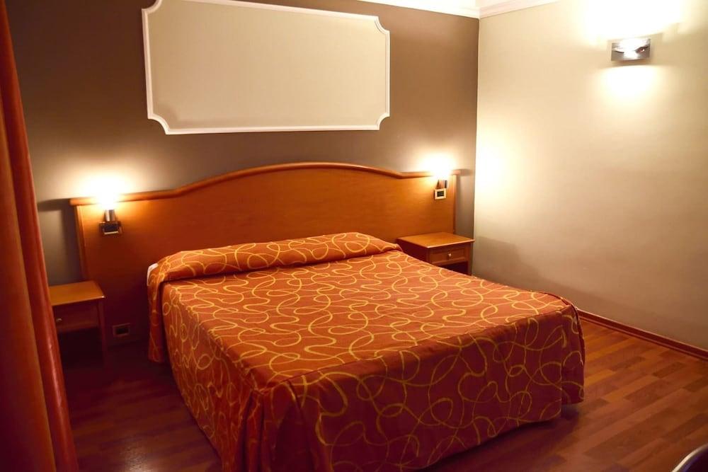 Gold Hotel 마르치아니세 외부 사진